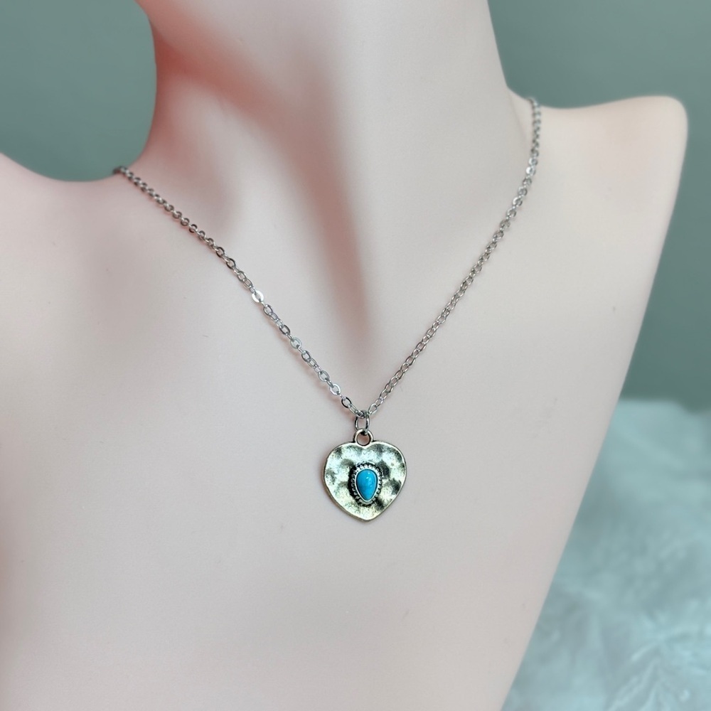 ⚜️ Silver Heart Pendant Necklace with Blue Accent - Picture 6 of 9